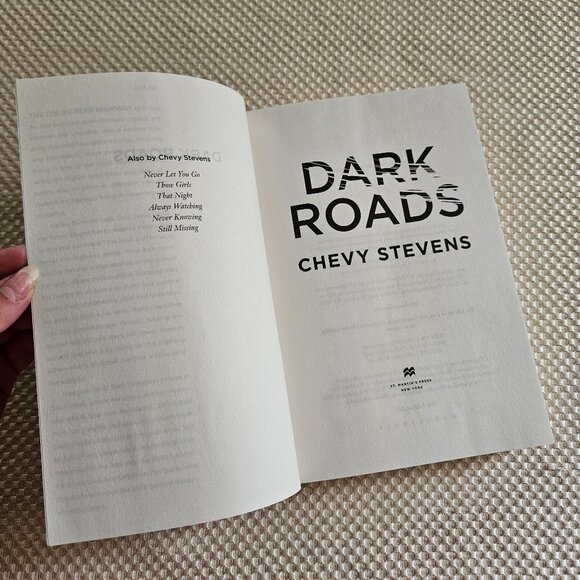 4/$40 2021 - Dark Roads - Chevy Stevens - Paperback - Picture 2 of 8